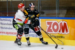 sport_04122021_ehwetzikon_crm_08_preview Was für ein Auftritt: Gian Andrea Thöny (rechts) hatte bei allen Wetziker Toren den Stock im Spiel.