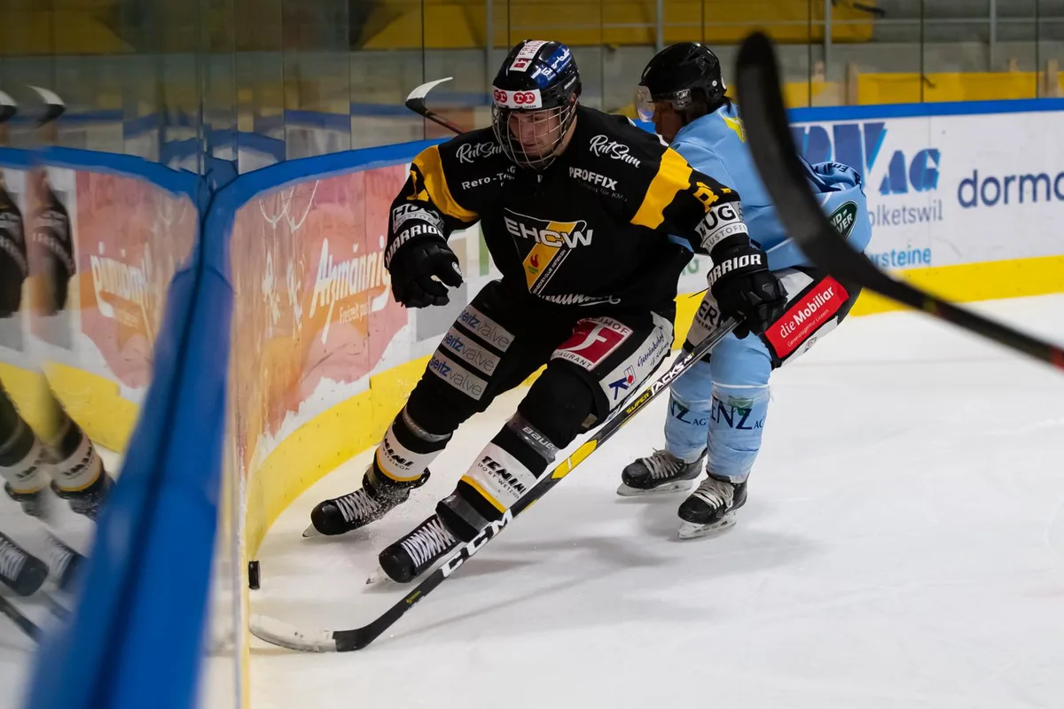 https-zueriost-ch-sites-default-files-elvis-media-2022-02-sport_08122021_eishockey_wetzikon-luzern_pif-8_preview-jpg Timon Vesely (links) ist einer der zahlreichen EHCW-Spieler mit viel Erfahrung.