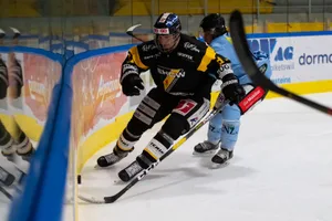 https-zueriost-ch-sites-default-files-elvis-media-2022-02-sport_08122021_eishockey_wetzikon-luzern_pif-8_preview-jpg Timon Vesely (links) ist einer der zahlreichen EHCW-Spieler mit viel Erfahrung.