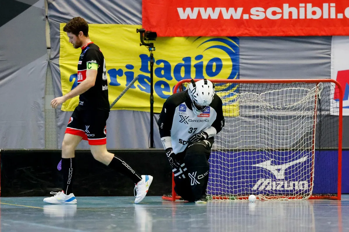 sport_12022022_uhuster_crm_10_preview Gleich zwölf Gegentore kassierten die Ustermer (Tobias Ledergerber) gegen GC. , Kraftvoller Antritt: Der Ustermer Markus Kulmala (links) beschäftigt zwei GC-Spieler. , Enttäuschter Abgang: Patrik Doza kassierte mit Uster eine klare Abfuhr vom Leader.