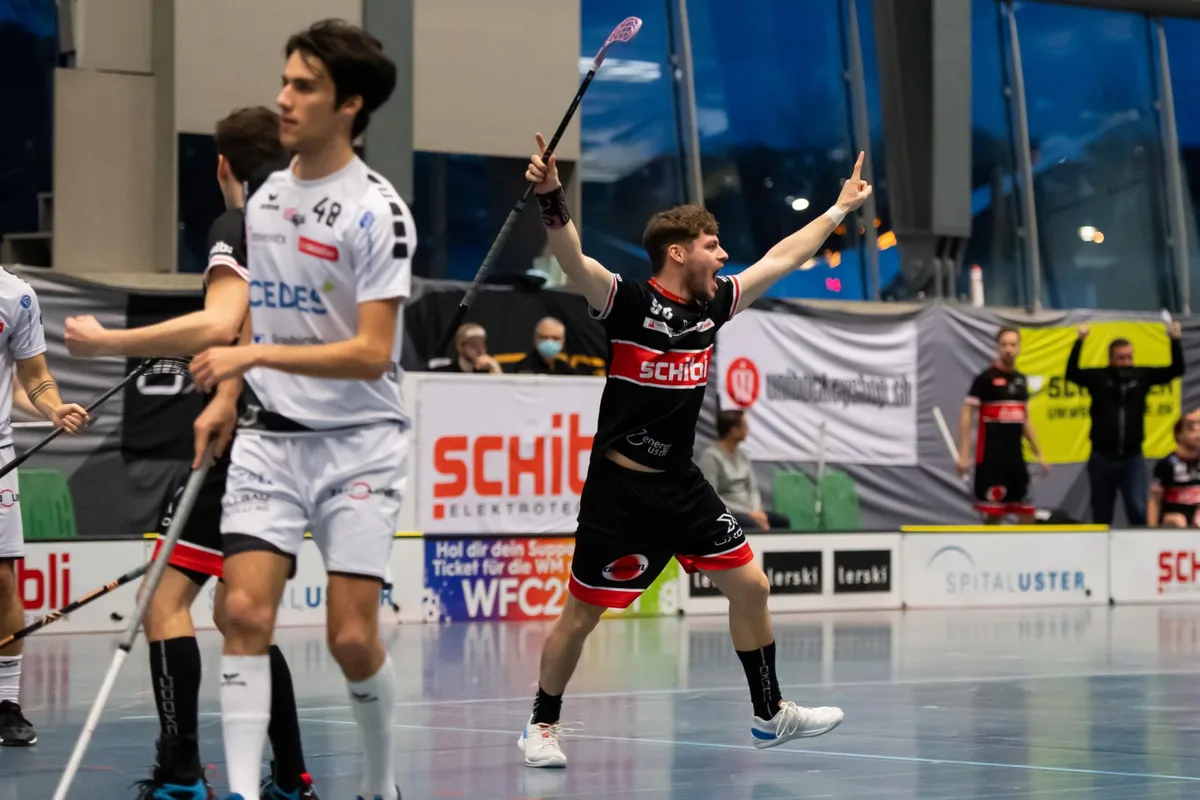 sport_20022022_unihockey_uster-alligator%20malans_pif-7_preview Jubel bei Marco Klauenbösch: Die Ustermer trafen insgesamt elf Mal gegen Malans.