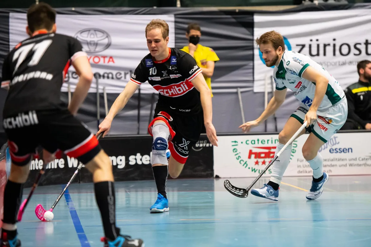 https-zueriost-ch-sites-default-files-elvis-media-2022-02-sport_23012022_unihockey_uster-wiler%2520ersigen_pif-11_preview-jpg Der UHC Uster (Simon Schläpfer, Mitte) hat im Kampf ums Playoff-Ticket wieder Fahrt aufgenommen.