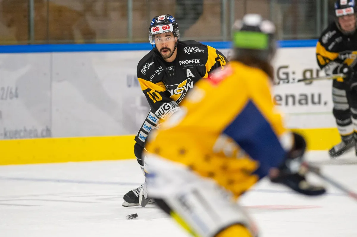 sport_eishockey_wetzikon-rheintal_13112021_pif-12_preview Auf den Center ist Verlass: Brent Buchmüller hat für den EHC Wetzikon diese Saison schon zwölf Tore erzielt., Routinier Timon Vesely (rechts) ist in jedem Fall treffsicher., Der Wetziker Denis Vrabec beschäftigt die Rheintaler Defensive.