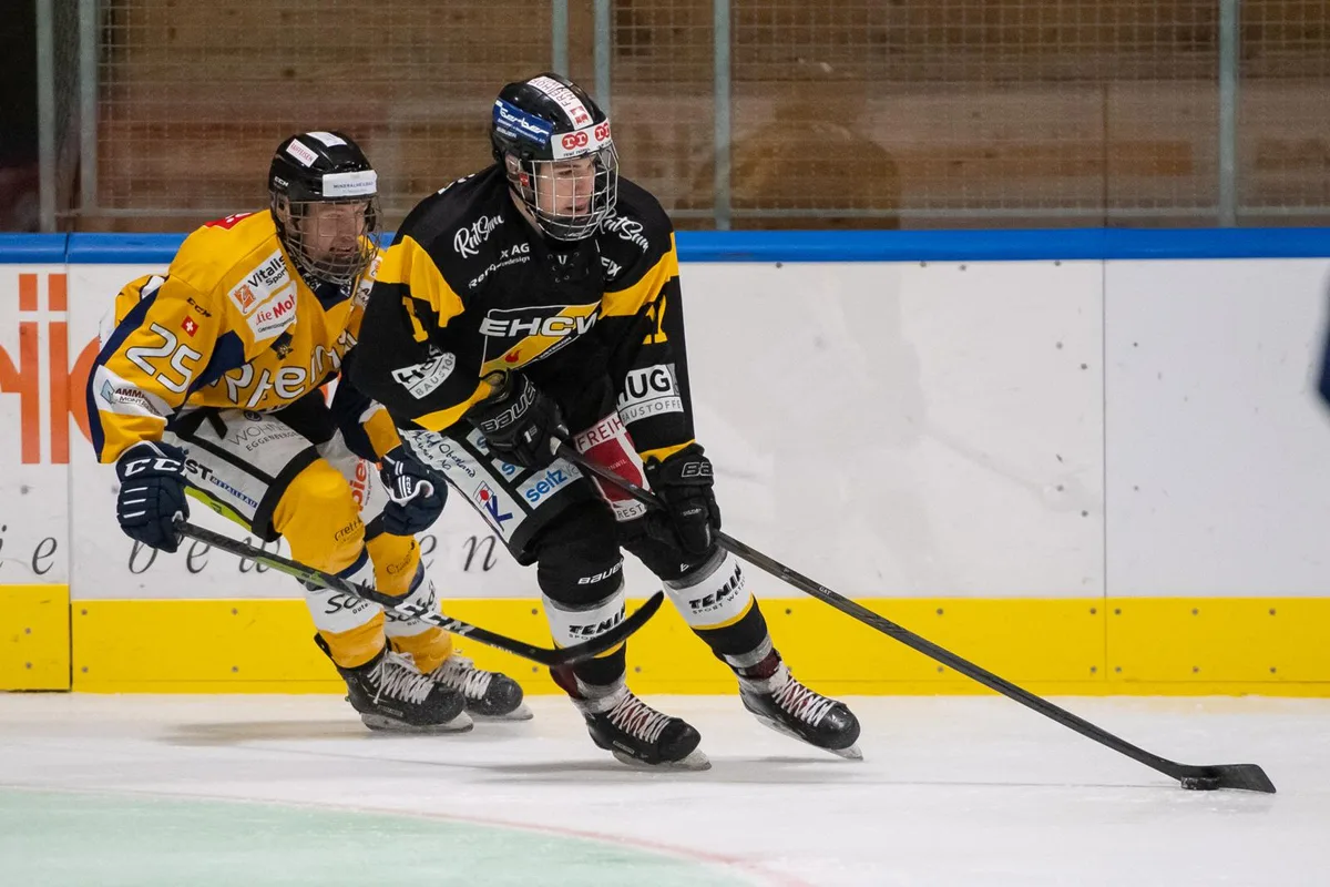 sport_eishockey_wetzikon-rheintal_13112021_pif-3_preview Hatte massgeblich Anteil am Erfolg: Gian Andrea Thöny (rechts) traf in Burgdorf dreimal.