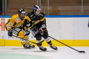 sport_eishockey_wetzikon-rheintal_13112021_pif-3_preview Hatte massgeblich Anteil am Erfolg: Gian Andrea Thöny (rechts) traf in Burgdorf dreimal.