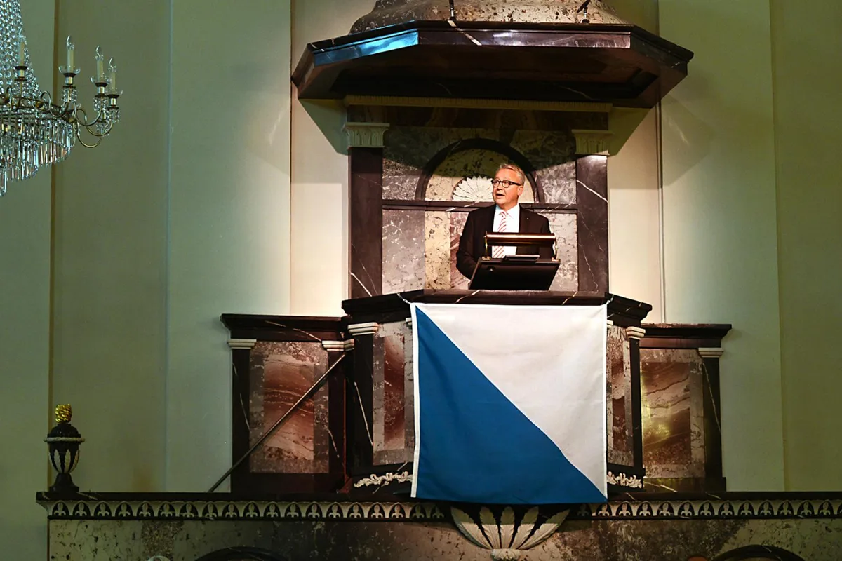 Als Obmann des Ustertag-Komitees begrüsst Werner Egli von der Kirchenkanzel zur Feier im Jahr 2017.