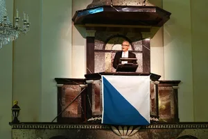 https-zueriost-ch-sites-default-files-elvis-media-2022-02-tz_ustertag_19112017_jam3_preview_0-jpg Als Obmann des Ustertag-Komitees begrüsst Werner Egli von der Kirchenkanzel zur Feier im Jahr 2017.