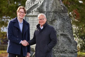 https-zueriost-ch-sites-default-files-elvis-media-2022-02-usterdenkmal_heidifeldmann07_preview-jpg Übergabe am Ustertag-Gedenkstein: Christoph Keller (links) löst Werner Egli als Obmann ab.