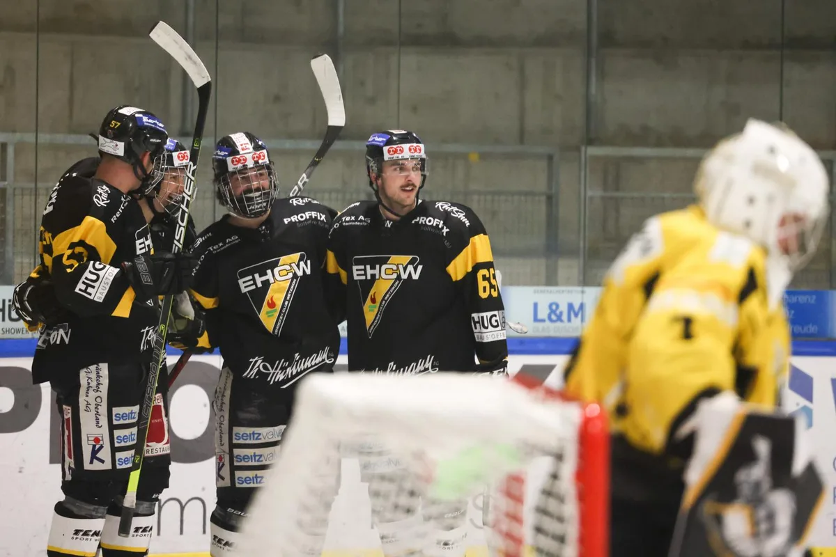 wetzikonburgdorf_dku__3_preview Der EHC Wetzikon kann sich über den Halbfinal-Einzug freuen. , EHCW-Center Brent Buchmüller (links) wird hier gebremst, traf aber später im Powerplay zum 4:0., EHCW-Stürmer Timon Vesely (rechts) wehrt sich gegen seinen Gegenspieler.