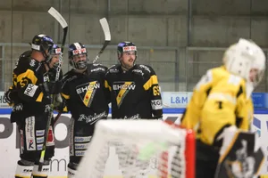wetzikonburgdorf_dku__3_preview Der EHC Wetzikon kann sich über den Halbfinal-Einzug freuen. , EHCW-Center Brent Buchmüller (links) wird hier gebremst, traf aber später im Powerplay zum 4:0., EHCW-Stürmer Timon Vesely (rechts) wehrt sich gegen seinen Gegenspieler.