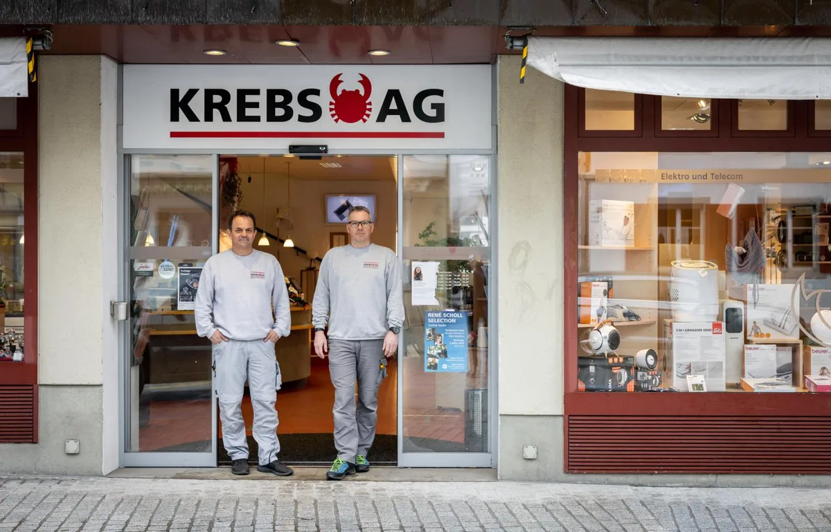 wirtschaft_17022022_krebs_crm_7_preview Die Brüder Thomas und Stefan Krebs (v. l.) sind die Inhaber der Krebs AG. Ihr Uhren- und Elektrofachgeschäft..., ... an der Seestrasse in Pfäffikon ist schon bald Geschichte., Angesichts schrumpfender Margen und starker Online-Konkurrenz sehen die Brüder keine Perspektiven mehr.