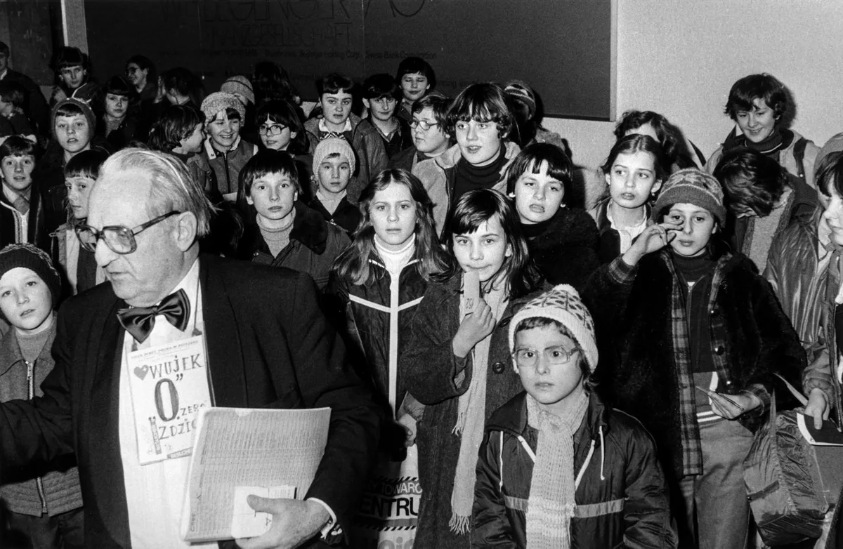 Zdzisław Pregowski begrüsst im Februar 1982 die polnischen Ferienkinder und ihre Schweizer Gasteltern am Flughafen Kloten., Zu den Höhepunkten im Leben des gläubigen Katholiken gehörte eine Audienz beim damaligen Papst Johannes Paul II im Jahr 1979.
