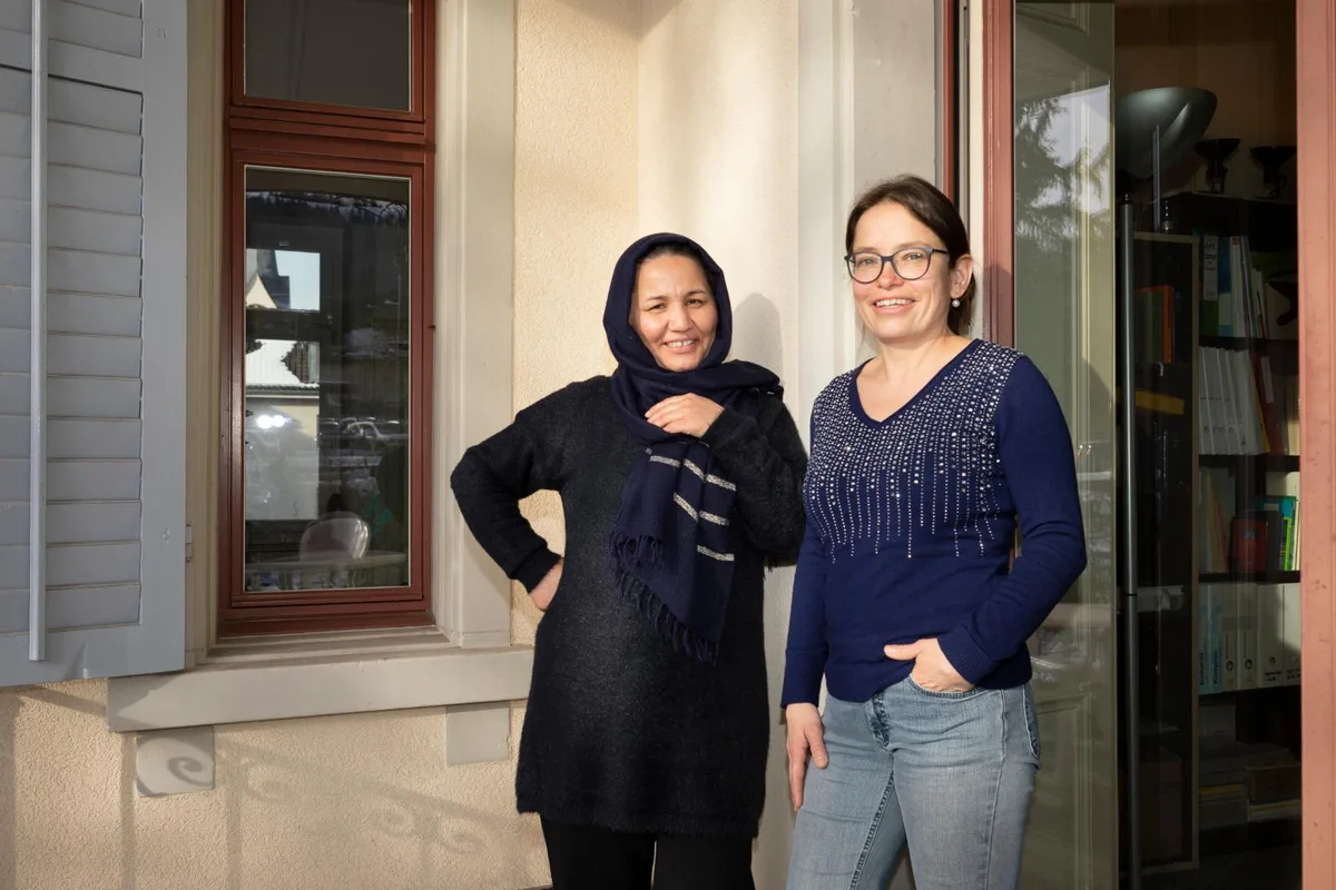 Sakine Ahmadi und Dodo Karrer auf der Terrasse des alten Pfarrhauses in Wald, wo sie sich ab und an zu Gesprächen treffen.