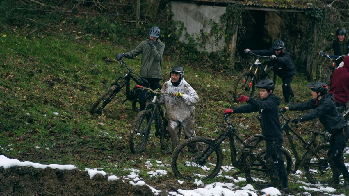 Man sieht Mountainbike-Fahrer in Schlatt.