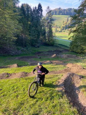 alessio-tonoli-schlatt-bike-park-6_preview Alessio Tonoli hat in Schlatt einen eigenen Bike-Park gebaut., Er hat beim Pächter und Grundeigentümer die Erlaubnis eingeholt. Teilweise grasen auf dem Landstück Kühe., Doch die Gemeinde bleibt hart: Der Bau ist nicht zonenkonform und muss entfernt werden., In stundenlanger Handarbeit hat Tonoli Schanzen gebaut. Die müssen jetzt wieder weg.
