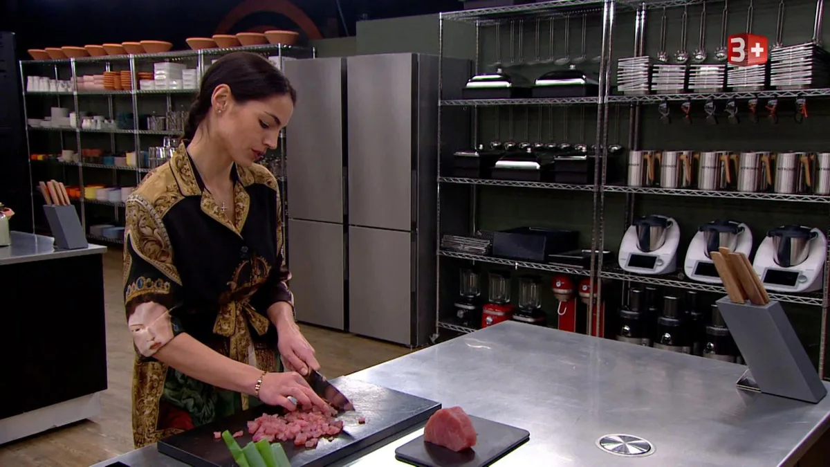 https-zueriost-ch-sites-default-files-elvis-media-2022-02-anita-stern-masterchef-schweiz-baeretswil-1_preview-jpg Am Montag zeigt Anita Stern ihr Können in der Sendung «Masterchef Schweiz». , Die gebürtige Kroatin kocht seit ihrer Kindheit., Sie ist eine von 20 Kandidaten in der ersten Schweizer Staffel der Kochsendung., Die 31-Jährige wollte mit ihrer Teilnahme ihrem Mann zeigen, dass sie nicht aus Zucker ist.