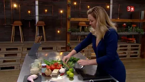 https-zueriost-ch-sites-default-files-elvis-media-2022-02-janaina-artacho-masterchef-schweiz-uster-1_preview_0-jpg Bei «Masterchef Schweiz» muss Janaina Artacho mit ihren Kochkünsten überzeugen., Die gebürtige Brasilianerin kannte die Sendung bereits aus ihrer Heimat., Mit der Kritik der Jury umzugehen war für die Ustermerin gar nicht so einfach.
