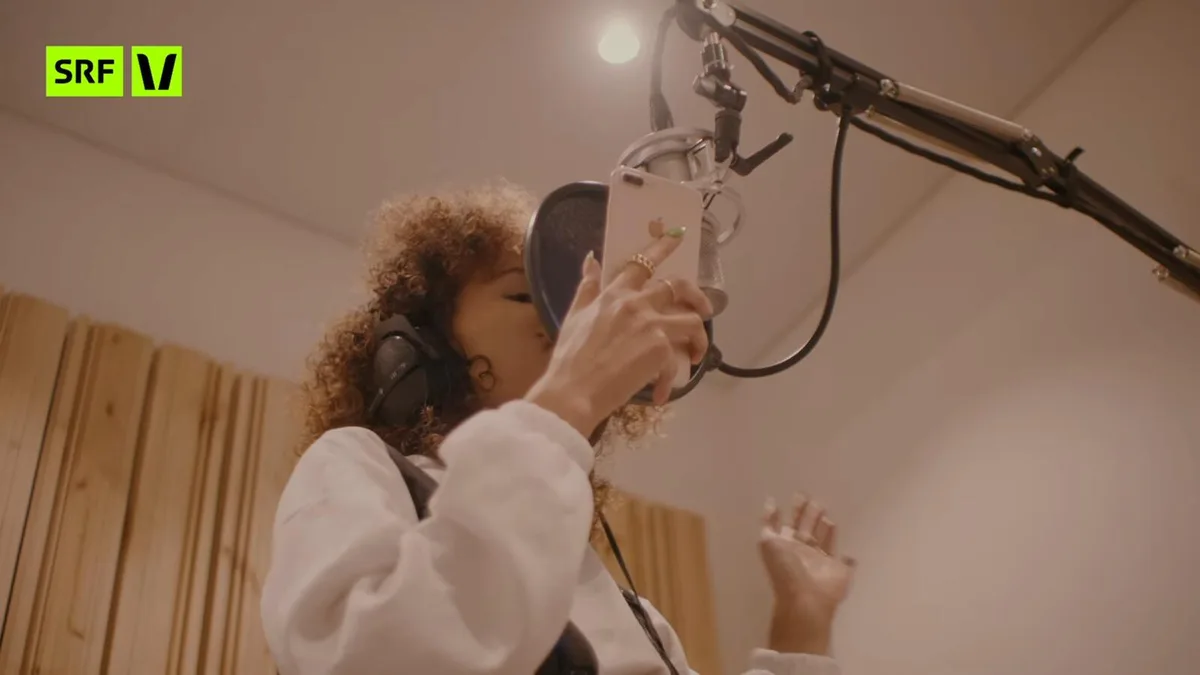 https-zueriost-ch-sites-default-files-elvis-media-2022-02-mercee-virus-cypher-female-wave-rap-enter-the-circle-4_preview-jpg Mercee hat zusammen mit anderen Künstlerinnen beim «All Female Cypher Schweiz» in einer SRF-Virus-Dokuserie mitgemacht. , Viel vorbereitet für die Aufnahme hat Mercee nicht. Das meiste sei spontan am Tag der Aufnahme entstanden., Mercee (links) im Studio mit Prouzentin Mariybu (Mitte) und Moderatorin Sirah Nying., Zum produzierten Stück wurde auch ein Musikvideo aufgenommen