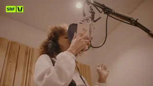 https-zueriost-ch-sites-default-files-elvis-media-2022-02-mercee-virus-cypher-female-wave-rap-enter-the-circle-4_preview-jpg Mercee hat zusammen mit anderen Künstlerinnen beim «All Female Cypher Schweiz» in einer SRF-Virus-Dokuserie mitgemacht. , Viel vorbereitet für die Aufnahme hat Mercee nicht. Das meiste sei spontan am Tag der Aufnahme entstanden., Mercee (links) im Studio mit Prouzentin Mariybu (Mitte) und Moderatorin Sirah Nying., Zum produzierten Stück wurde auch ein Musikvideo aufgenommen
