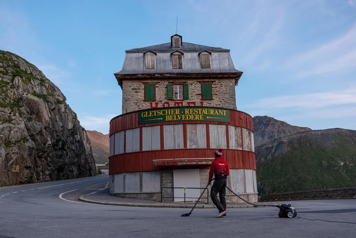 https-zueriost-ch-sites-default-files-elvis-media-2022-02-pfaeffikon-werbefilm-swissmen-pd-1_preview-jpg In seinem Werbefilm für den Swissman Xtreme Triathlon greift Sampo Lenzi selber zum Staubsauger. , Der Film zeigt mit einem Augenzwinkern, wie die Triathlon-Strecke wieder auf Vordermann gebracht wird., Dabei setzte das Film-Team bekannte Streckenabschnitte in Szene …, … und drehte liebevoll viele Nahaufnahmen.