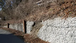 stuetzmauer-aegetswiler-strasse-2_preview Die Stützmauer an der Aegetswilerstasse ist in schlechtem Zustand – die Bauarbeiten dulden keinen Aufschub., Der Sickerbeton droht auszubrechen oder ist teils schon ausgebrochen., Die Gemeindeversammlung hat im Budget 80'000 Franken für die Sanierung bewilligt.