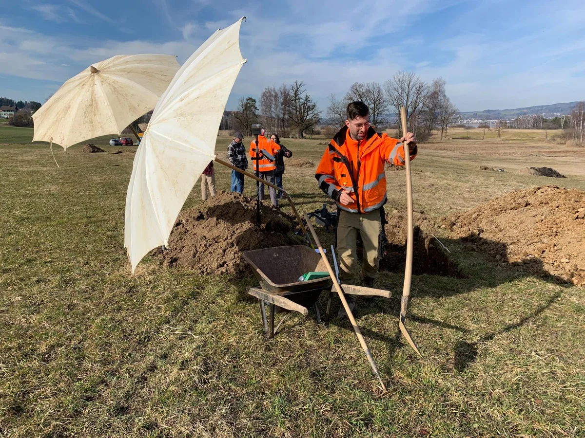 Sonnenschirme für die Arbeit: Archäologen untersuchen das Ägerstenriet. 