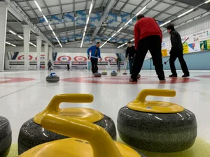 https-zueriost-ch-sites-default-files-elvis-media-2022-03-050322_zo%2520curlingstrophy_11_cb_preview-jpg In der Wetziker Curlinghalle kämpfen 20 Teams um die ZO-Trophy., Im Curling dreht sich alles ums Haus, den Zielkreis, und die Steine., Die Spiele unten auf dem Eis können oben auf der Terrasse am Bildschirm mitverfolgt werden., Viererteams kämpfen um möglichst viele Punkite., Grosse Spiegel erlauben einen Blick auf die genaue Lage der Steine - und die eigene Frisur., Die Zuschauer verfolgen die Spiele auf dem Eis an der Wärme.