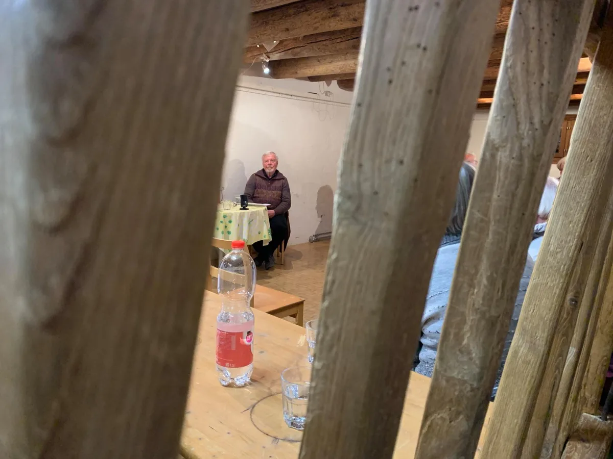 Kühl und nüchtern wie in einem Schutzraum: Carsten Goehrke referierte im ehemaligen Kuhstall des Wettsteinhauses. 