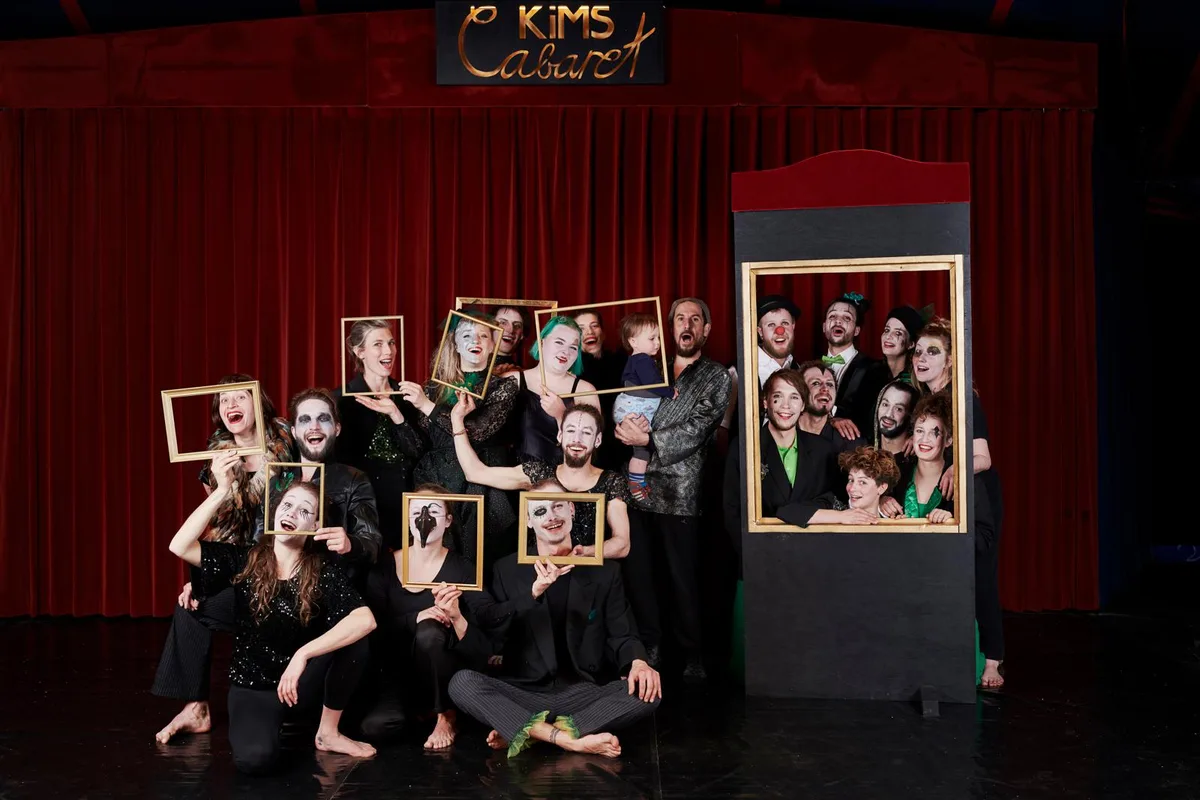 2022-pipistrello-team-pd-5_preview Für die Saison 2022 hat sich beim Circolino Pipistrello ein neues Team formiert. Es zeigt die Show «Herzeinspaziert»., Die Premiere in Rikon war ein voller Erfolg: Vor dem Zelt des Circolino Pipistrello standen die Leute Schlange., Wer auf den Beginn der zweiten Vorstellung warten musste, konnte sich in ein kulinarisches Abenteuer stürzen.