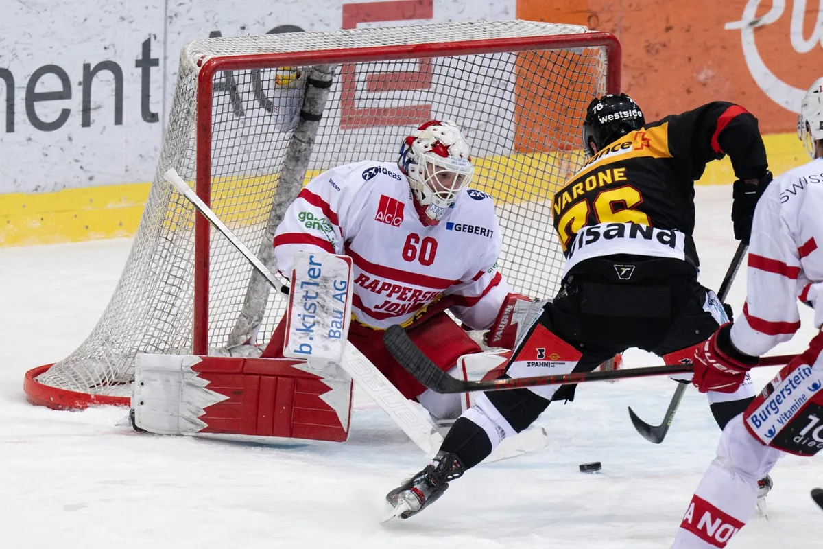 20220306180311467_preview Bereit für die nächste Parade: Lakers-Goalie Melvin Nyffeler im Duell mit Berns Phil Varone.