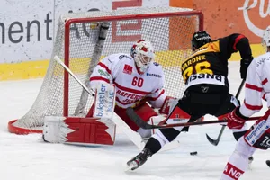 20220306180311467_preview Bereit für die nächste Parade: Lakers-Goalie Melvin Nyffeler im Duell mit Berns Phil Varone.