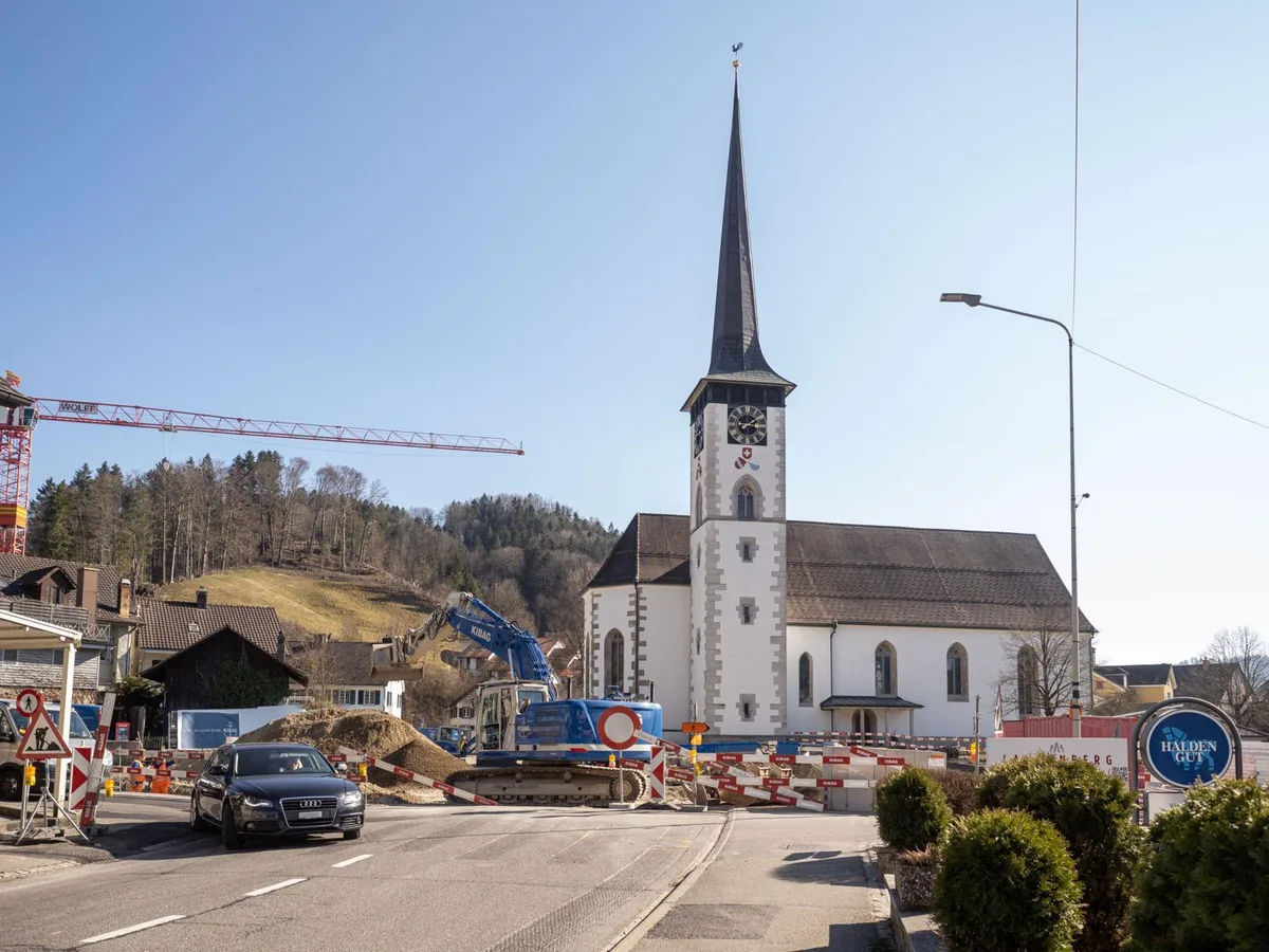 240322-turbenthal-baustelle-agy14-1_preview Durchfahrt verboten: Die Kreiselbaustelle in Turbenthal tangiert auch die lokalen Unternehmen, mit unterschiedlichen Folgen., Wirtin Martha Aeschlimann hat seither viel weniger Gäste im «Sternen»., Auch die Konditorei Janz hat weniger Kunden. Die drei Geschäftsführer (von links) Simon Hasnedl und Christian und Kathrin Janz.