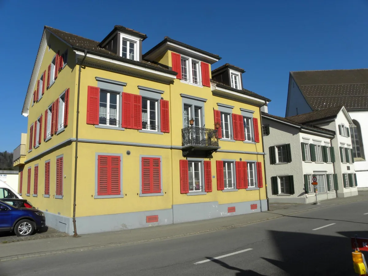 https-zueriost-ch-sites-default-files-elvis-media-2022-03-dscn7037_preview-jpg So präsentiert sich heute das einstige Tubenthaler Gasthaus von der Strassenseite her., Das heutige Wohngebäude trägt auf der Hofseite noch immer die Inschrift «Bären»., Der Gasthof prägte einst den alten Dorfkern von Turbenthal., Er befindet sich in unmittelbarer Nähe der Kirche und hatte früher einen grossen Anbau (Luftaufnahme aus den 1950er Jahren).