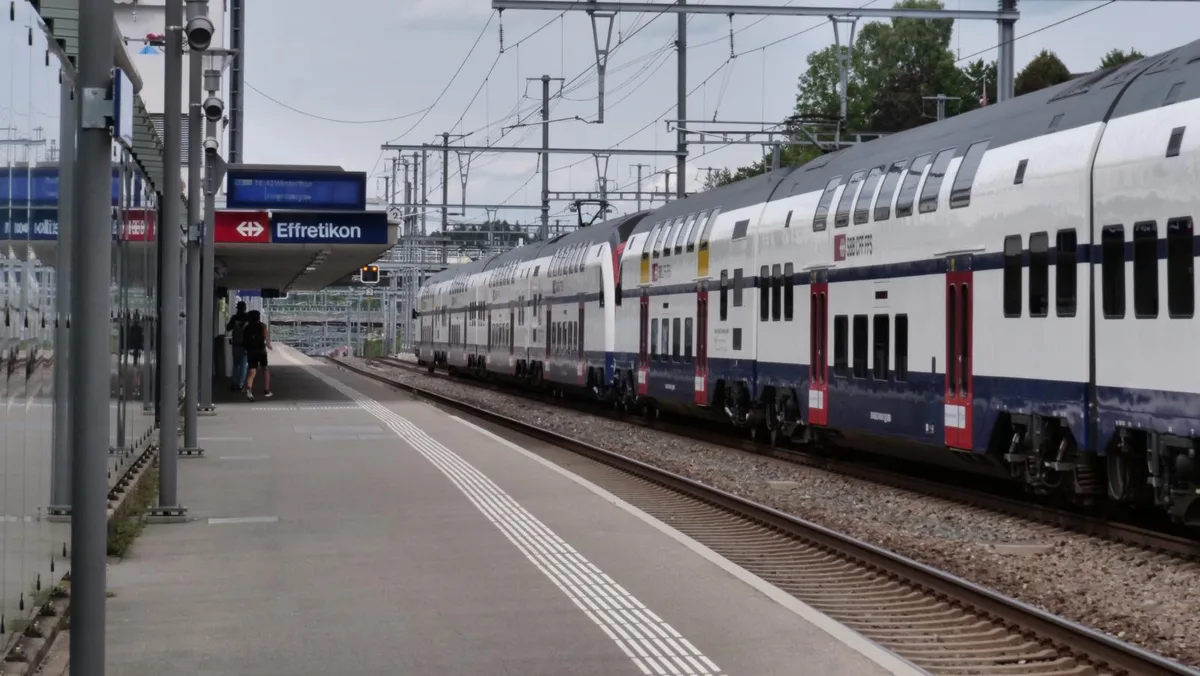 https-zueriost-ch-sites-default-files-elvis-media-2022-03-effretikon_sommer_bahnhof_sgr_preview-jpg Am 2. Januar wurde ein Amerikaner beim Besprayen einer S-Bahn erwischt.
