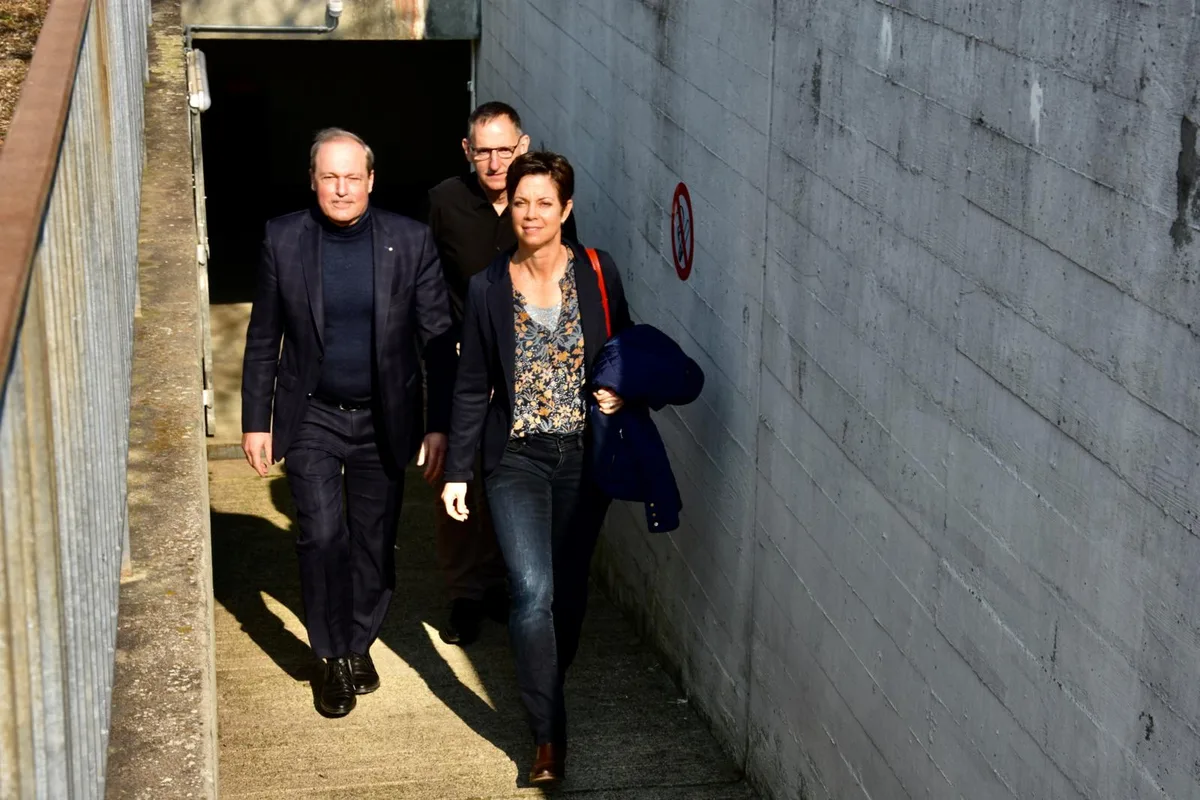 fl%c3%bcchtlingsunterkunftusrter_eingangunterkunft_uster_9_mav_preview Die Politiker Jörg Kündig, Mario Fehr und Petra Bättig (v.l.) nehmen die Zivilschutzunterkunft Gschwader in Augenschein. Dort..., ... sollen ab Montag Schutzsuchende aus der Ukraine beherbergt werden., Für 78 Personen ist dort Platz. Der Aufenthalt soll aber nur temporär sein., Die Ustermer Sozialvorsteherin Petra Bättig (FDP) will die Geflüchteten möglichst schnell dezentral unterbringen., Jörg Kündig, Präsident des Verbandes der Gemeindepräsidenten, sieht grosse Herausforderungen bei der Koordination.