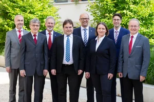 https-zueriost-ch-sites-default-files-elvis-media-2022-03-gemeinderat_pfaeffikon_preview-jpg Werden vier weitere Jahre gemeinsam politisieren: Die sieben Pfäffiker Gemeinderäte mit Gemeindeschreiber Hanspeter Thoma (li.)., Die Pfäffiker Grünen in Feierlaune: Sozialvorstand Lukas Weiss (rechts) konnte am meisten Stimmen für sich gewinnen. , Gemeindepräsident Marco Hirzel hat «Sympathiestimmen» verloren, wie er selber sagt. , Auch die Pfäffiker EVP hatte Grund zu feiern - Hanspeter Hugentobler 2.v.l., Daniel Sigrist 2.v.r. und Alex Kündig ganz rechts.