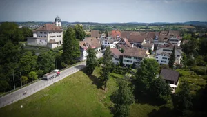 https-zueriost-ch-sites-default-files-elvis-media-2022-03-grueningen_sommer_damm_02_sgr%2520kopie_preview-jpg Ab der neuen Legislatur wird der Grüninger Gemeinderat wieder sieben statt aktuell acht Mitglieder haben.