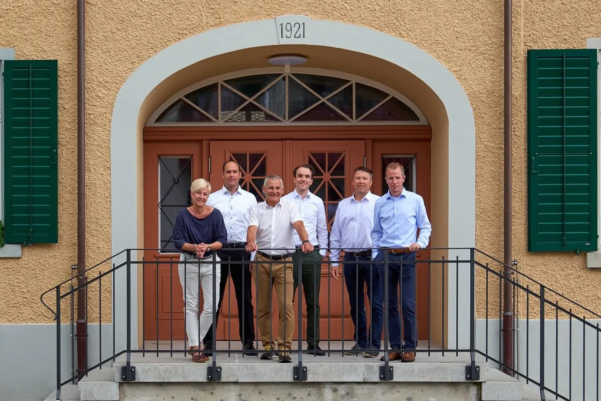 https-zueriost-ch-sites-default-files-elvis-media-2022-03-gruppenfoto%2520gemeinderat%2520wildberg%2520-%2520beim%2520alten%2520gemeindehaus_preview-jpg Der bisherige Gemeinderat wird auch künftig die Geschicke von Wildberg leiten.