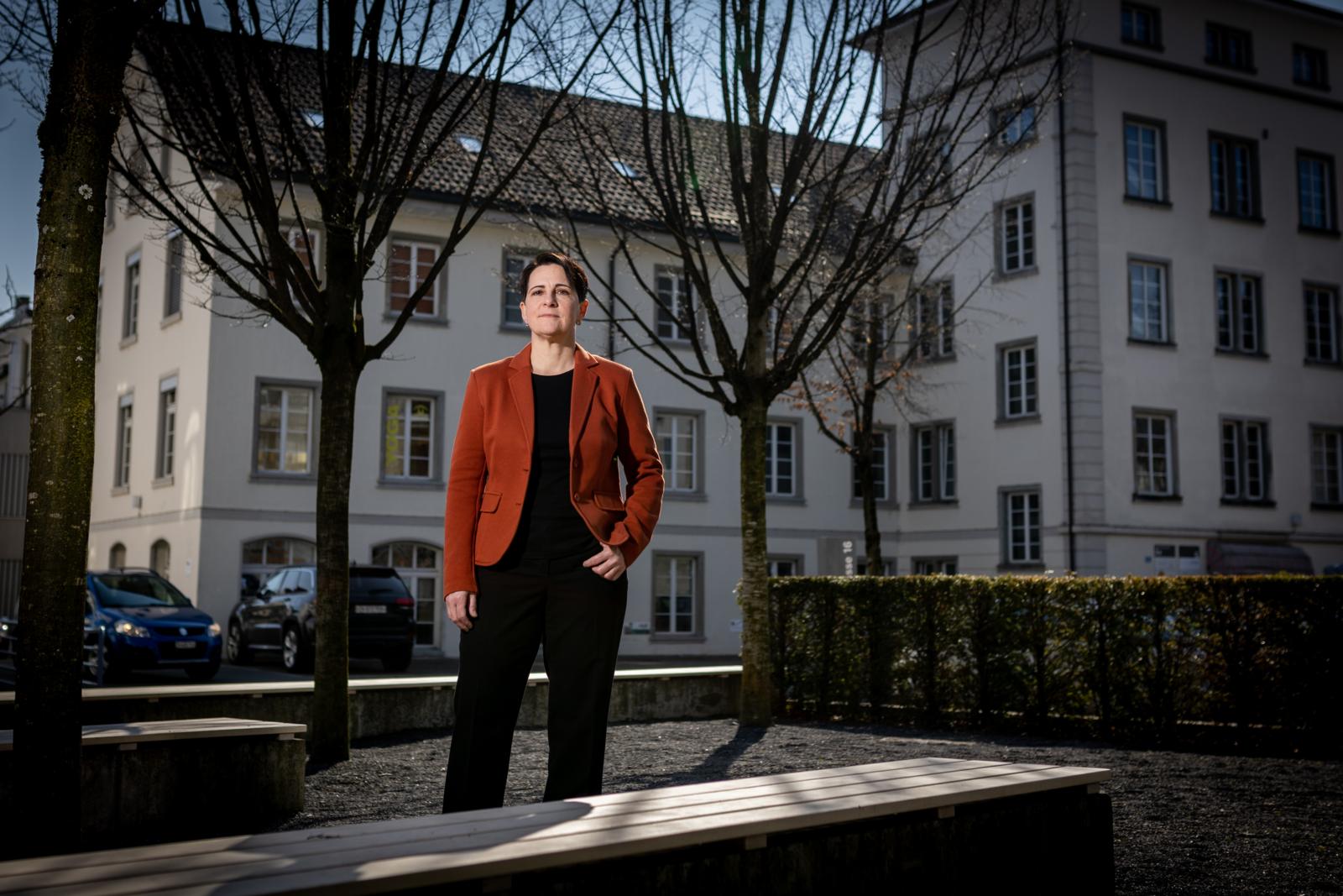 Yvonne Bürgin posiert auf dem Bundesrätin Doris Leuthard-Platz.