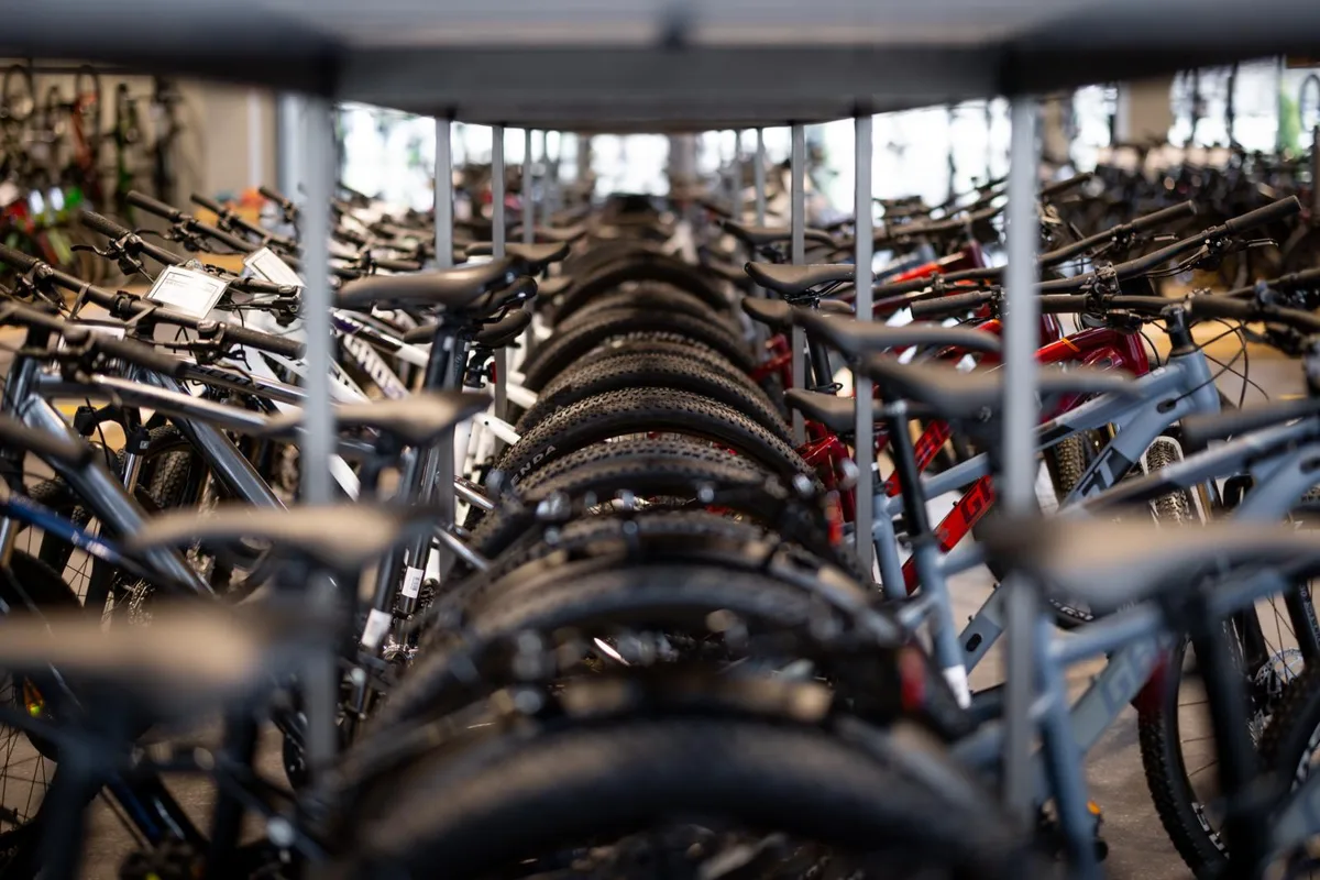 https-zueriost-ch-sites-default-files-elvis-media-2022-03-hinwil_16032022_bikeworld_crm_5_preview-jpg Hunderte Bikes stehen neu in Hinwil zur Auswahl. , 18 verschiedenen Marken sind im Shop zu finden. , Dieses Fully-Bike ist das teuerste und kostet 9'400 Franken. , Der Hinwiler Gemeindepräsident Germano Tezzele (SVP) auf Probefahrt im neuen Laden., Stefan Zuercher, Migros Ostschweiz, Manu Bossart und Monica Raster, Samariterverein Hinwil, Germano Tezzele Gemeindepräsident