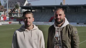 https-zueriost-ch-sites-default-files-elvis-media-2022-03-psgr0323_preview-jpg In Winterthur herrscht Sonnenschein: Roberto Alves (links) und Granit Lekaj im Stadion Schützenwiese., Der Pfäffiker Lekaj hat seinen Vertrag vorzeitig verlängert., Alves in einem Cupspiel gegen Zweitligist Greifensee (Severin Burkart)., Verteidiger Lekaj gab auch gegen Greifensee vollen Einsatz., Roberto Alves mit seinem älteren Bruder Tiago auf dem Gossauer Grossriet.