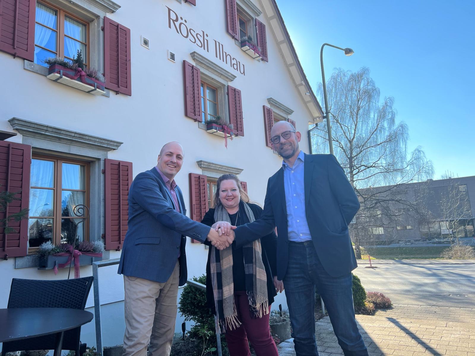 Der Stadrat Marco Nuzzi begrüsst die neuen Pächter vor dem Rössli in Illnau.