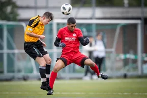 sport_04052018_fussball2_crm_01_preview Wetzikon (Maxime Scholl, l.) und Pfäffikon (Ismaila Ceesay) können sich noch Aufstiegshoffnungen machen.