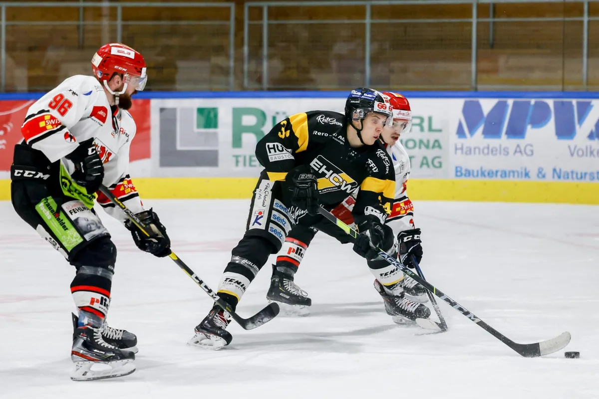 https-zueriost-ch-sites-default-files-elvis-media-2022-03-sport_04122021_ehwetzikon_crm_07_preview-jpg Der EHC Wetzikon (Lars Mathis, rechts) kassierte in Bellinzona im zweiten Drittel gleich vier Gegentore.