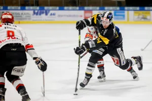 https-zueriost-ch-sites-default-files-elvis-media-2022-03-sport_05032022_ehwetzikon_crm_07_preview-jpg Den Frauenfelder Gegenspieler abgeschüttelt: Der Wetziker Stürmer Lars Mathis zieht ab.