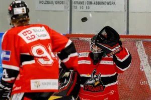 https-zueriost-ch-sites-default-files-elvis-media-2022-03-sport_18092021_vikings_crm_04_preview-jpg Die Dürnten Vikings mit Torwart Daren Bona mussten in die Abstiegsrunde.