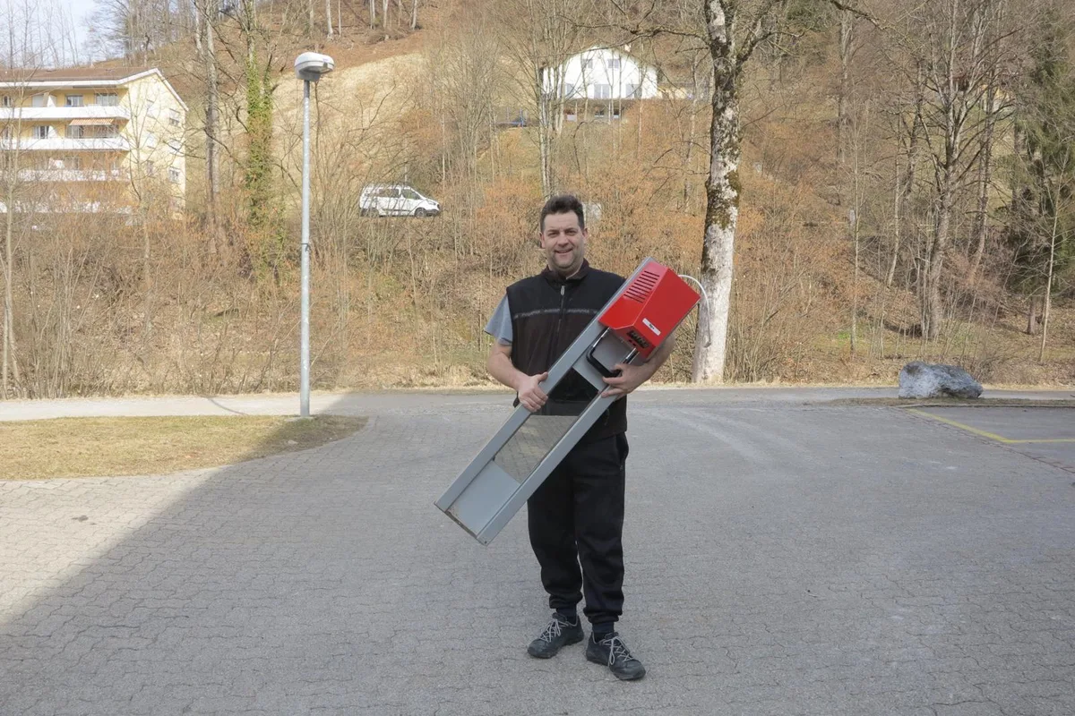 https-zueriost-ch-sites-default-files-elvis-media-2022-03-tag-der-offenen-tuere-hallenbad-bauma-bre-2-jpg_preview-jpg Patrick Diener, ehemaliger Präsident der SLRG Bauma, konnte einen Hallenbad-Föhn ergattern., Das Bad selber zeigte sich von einer ungewohnten Seite: Das Wasser war abgelassen und die Rutsche fehlte., Auch das Geschirr fand dankbare Abnehmer.