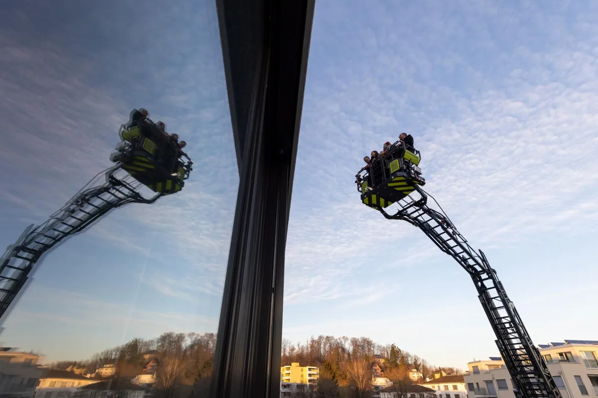 uster_01032022_feuerwehr_crm_10_preview Die neue Autodrehleiter in der Ustermer Abenstimmung., Ungewohnte Perspektive: Die Aussicht von der Autodrehleiter in schwindelerregender Höhe., Regierungsrat Mario Fehr war beim Festakt zu Gast., Mehrere weitere Personen waren bei der Feier anwesend.