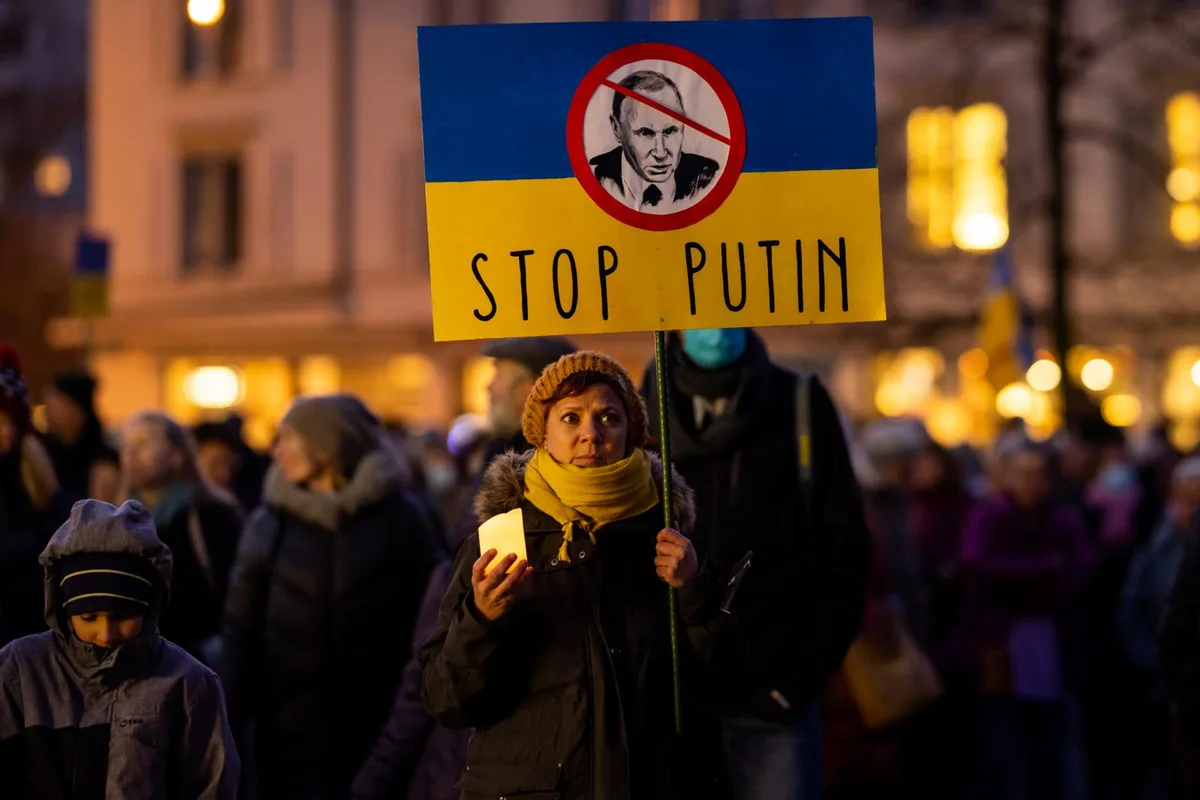 https-zueriost-ch-sites-default-files-elvis-media-2022-03-uster_05032022_friedensdemo_crm_5_preview-jpg Die Bürger und Bürgerinnen der Stadt Uster zeigten ihre Solidarität mit der Ukraine bereits in Form einer Friedensdemonstration., Die Burg Uster erstrahlte zudem vor zwei Wochen in Blau-Gelb.