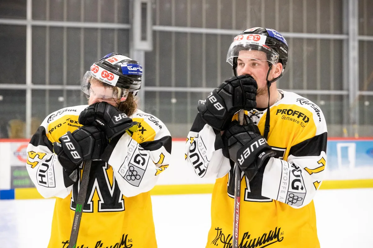 https-zueriost-ch-sites-default-files-elvis-media-2022-03-_oho4220_preview-jpg Grenzenlose Leere: Dennis Urech (links) und Teamkollege Denis Vrabec nach Spielschluss., Luzi Schneider (Mitte) mag nicht hinsehen, wie die Frauenfelder feiern. , Ein schwieriger Gang: Die Wetziker gratulieren Gewinner Frauenfeld., Leidet mit: EHCW-Sportchef Diego Piceci (Mitte).